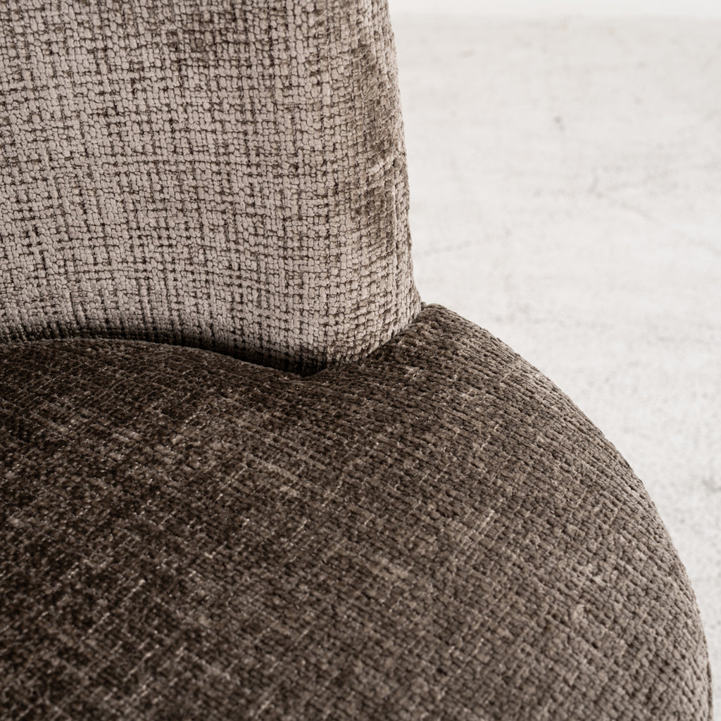 Chaise Stella en chenille pierre